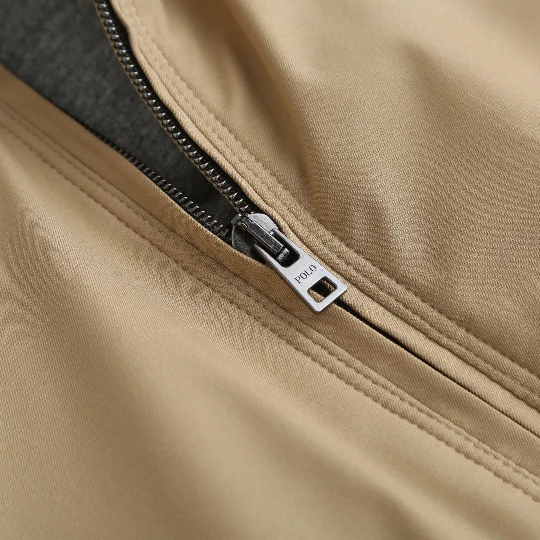 P540 Ralph Lauren Gorham Cotton Vest Outer fabric: Made of high-density nylon. The fabric is not only light and wear-resistant, but can also effectively block wind and rain from the outside while keeping the inside dry. Inner fabric: Made of soft nylon taffeta to provide a comfortable wearing experience.  1. Piece-wise splicing: After cutting, the various parts of the vest (such as front and back pieces, side pieces, collar, etc.) are assembled together through precise splicing technology. When splicing, pay attention to aligning the seams to ensure that the whole piece is smooth and wrinkle-free. 2. Detail processing: Hidden sewing technology is used for the stitching at the joints to make the stitching less noticeable and improve the aesthetics. At the same time, for parts that are prone to wear and tear, such as collars and cuffs, reinforced splicing or hemming may be used to increase durability.  Customized auxiliary materials 1:1 customized chest leather label 1:1 customized zipper 1:1 customized buttons and rope buckles 1:1 customized main wheat, washed wheat, tag, Khaki Style number: D222 Size: S M L XL